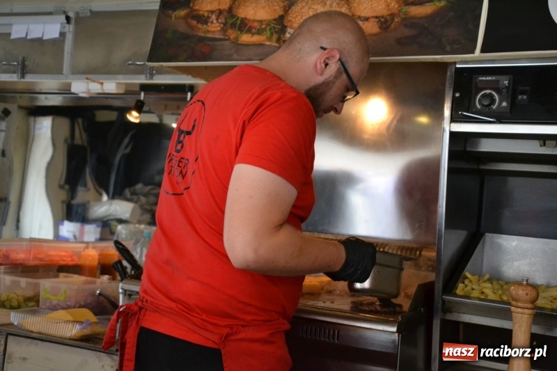 Zdjęcie w galerii na portalu naszraciborz.pl: Food trucki znów zajechały na raciborski zamek  wiadomości z regionu