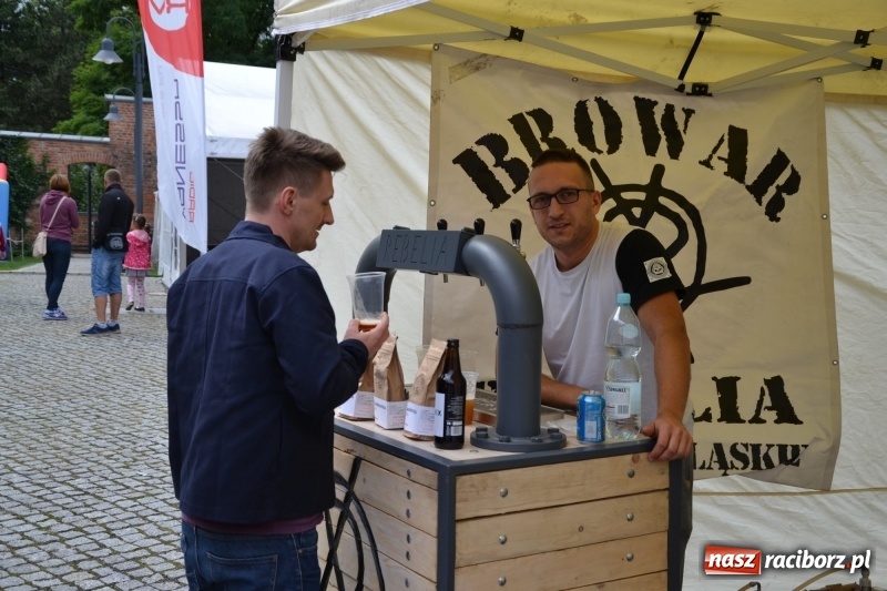 Zdjęcie w galerii na portalu naszraciborz.pl: Food trucki znów zajechały na raciborski zamek  wiadomości z regionu