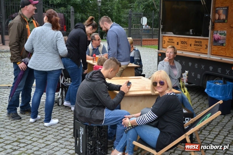 Zdjęcie w galerii na portalu naszraciborz.pl: Food trucki znów zajechały na raciborski zamek  wiadomości z regionu
