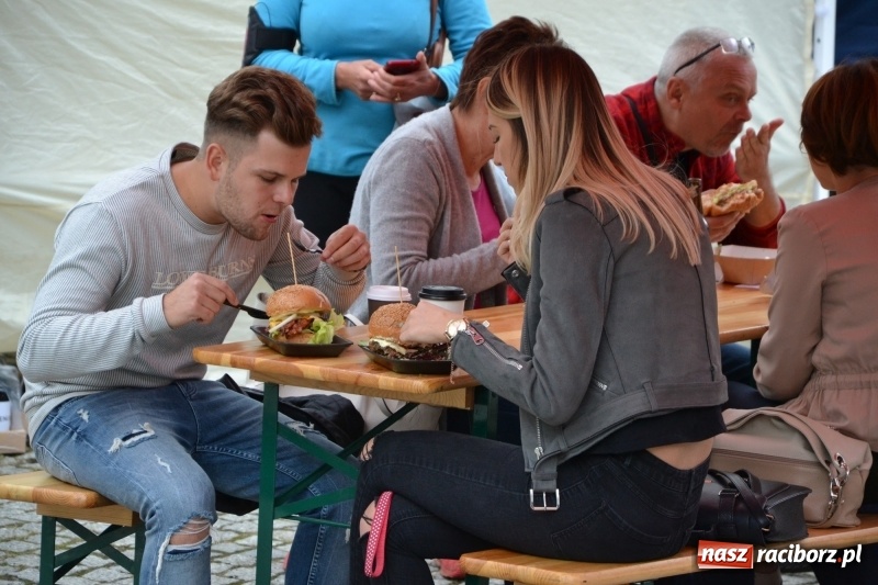 Zdjęcie w galerii na portalu naszraciborz.pl: Food trucki znów zajechały na raciborski zamek  wiadomości z regionu