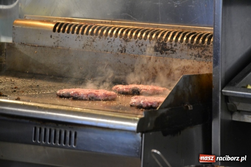 Zdjęcie w galerii na portalu naszraciborz.pl: Food trucki znów zajechały na raciborski zamek  wiadomości z regionu