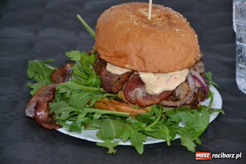 Zdjęcie w galerii na portalu naszraciborz.pl: Food trucki znów zajechały na raciborski zamek  wiadomości z regionu