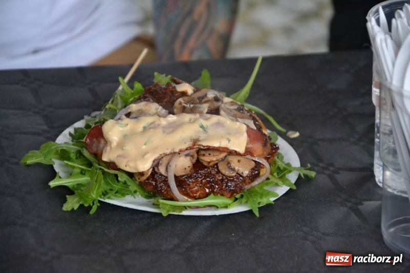 Zdjęcie w galerii na portalu naszraciborz.pl: Food trucki znów zajechały na raciborski zamek  wiadomości z regionu