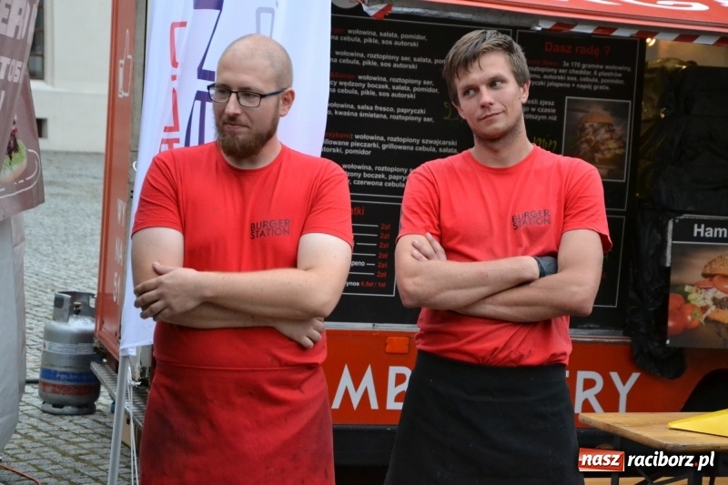 Zdjęcie w galerii na portalu naszraciborz.pl: Food trucki znów zajechały na raciborski zamek  wiadomości z regionu