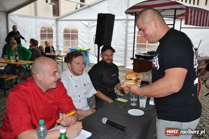 Zdjęcie w galerii na portalu naszraciborz.pl: Food trucki znów zajechały na raciborski zamek  wiadomości z regionu