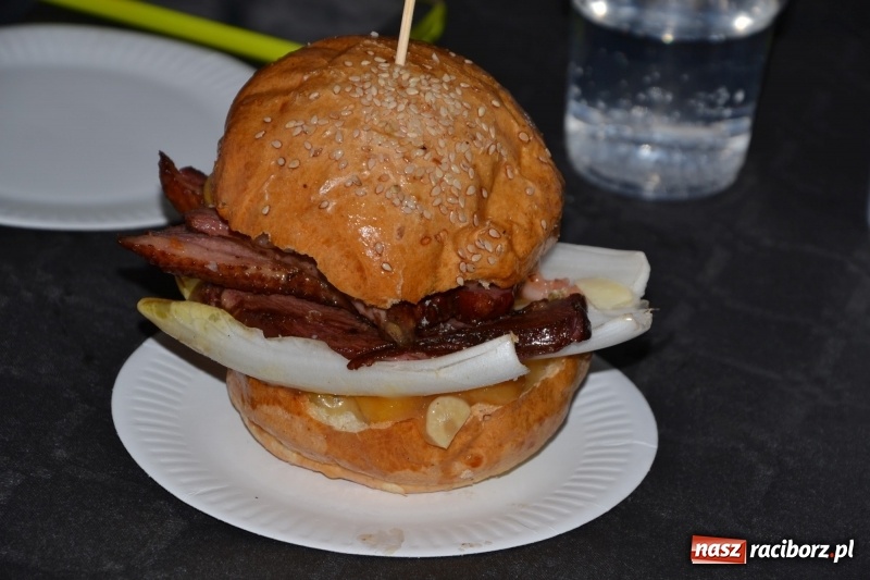 Zdjęcie w galerii na portalu naszraciborz.pl: Food trucki znów zajechały na raciborski zamek  wiadomości z regionu