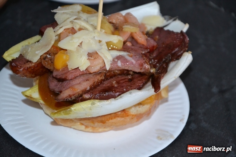 Zdjęcie w galerii na portalu naszraciborz.pl: Food trucki znów zajechały na raciborski zamek  wiadomości z regionu