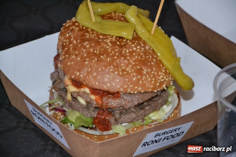 Zdjęcie w galerii na portalu naszraciborz.pl: Food trucki znów zajechały na raciborski zamek  wiadomości z regionu