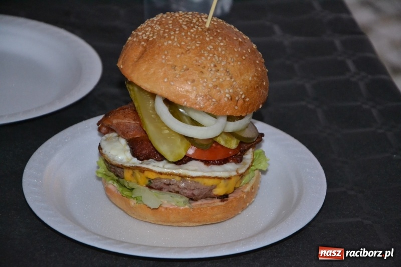 Zdjęcie w galerii na portalu naszraciborz.pl: Food trucki znów zajechały na raciborski zamek  wiadomości z regionu