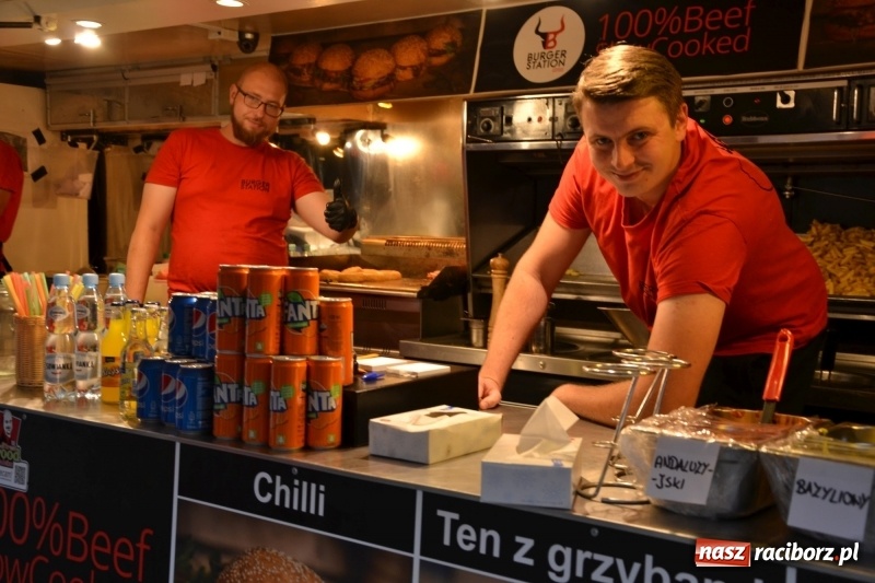 Zdjęcie w galerii na portalu naszraciborz.pl: Food trucki znów zajechały na raciborski zamek  wiadomości z regionu