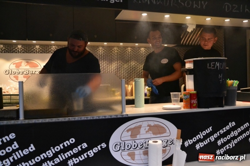 Zdjęcie w galerii na portalu naszraciborz.pl: Food trucki znów zajechały na raciborski zamek  wiadomości z regionu