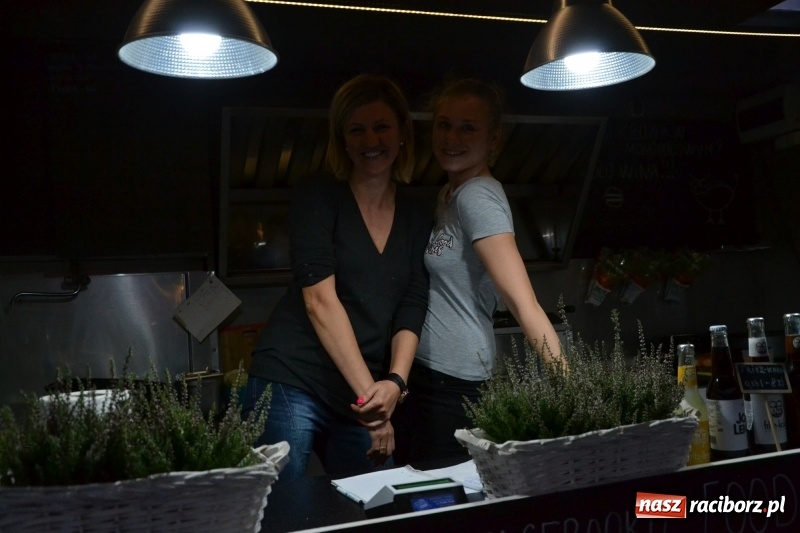 Zdjęcie w galerii na portalu naszraciborz.pl: Food trucki znów zajechały na raciborski zamek  wiadomości z regionu