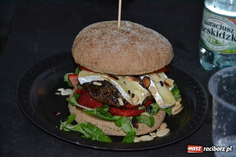 Zdjęcie w galerii na portalu naszraciborz.pl: Food trucki znów zajechały na raciborski zamek  wiadomości z regionu