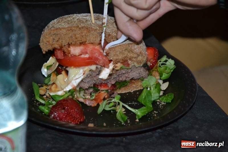 Zdjęcie w galerii na portalu naszraciborz.pl: Food trucki znów zajechały na raciborski zamek  wiadomości z regionu