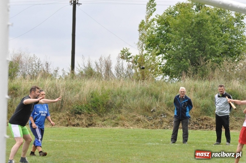 Zdjęcie w galerii na portalu naszraciborz.pl: W Wojnowicach ostro rywalizują w palanta  wiadomości z regionu