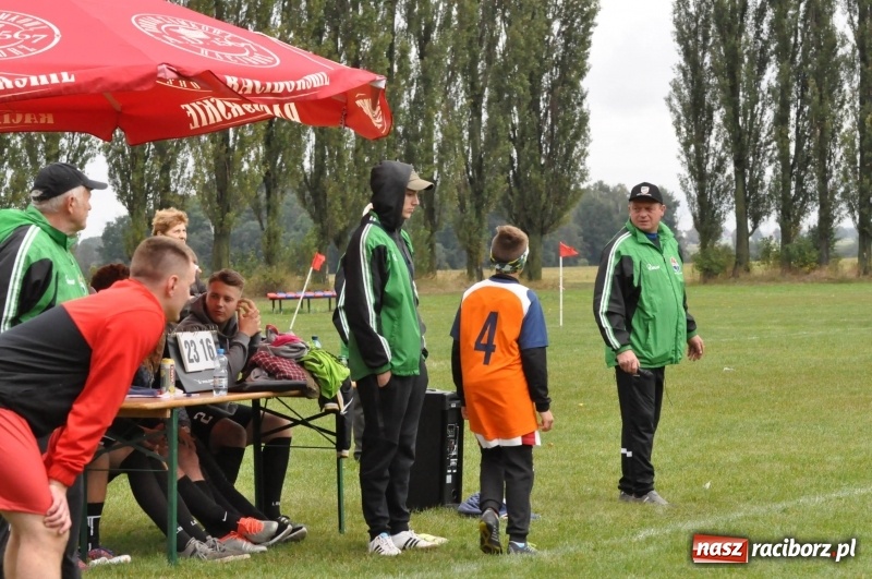 Zdjęcie w galerii na portalu naszraciborz.pl: W Wojnowicach ostro rywalizują w palanta  wiadomości z regionu