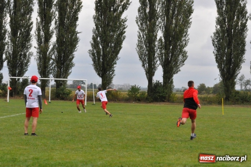 Zdjęcie w galerii na portalu naszraciborz.pl: W Wojnowicach ostro rywalizują w palanta  wiadomości z regionu