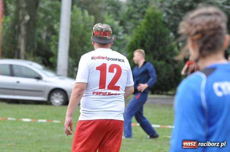 Zdjęcie w galerii na portalu naszraciborz.pl: W Wojnowicach ostro rywalizują w palanta  wiadomości z regionu
