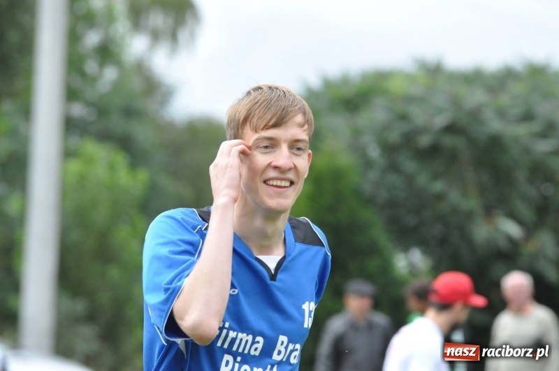 Zdjęcie w galerii na portalu naszraciborz.pl: W Wojnowicach ostro rywalizują w palanta  wiadomości z regionu