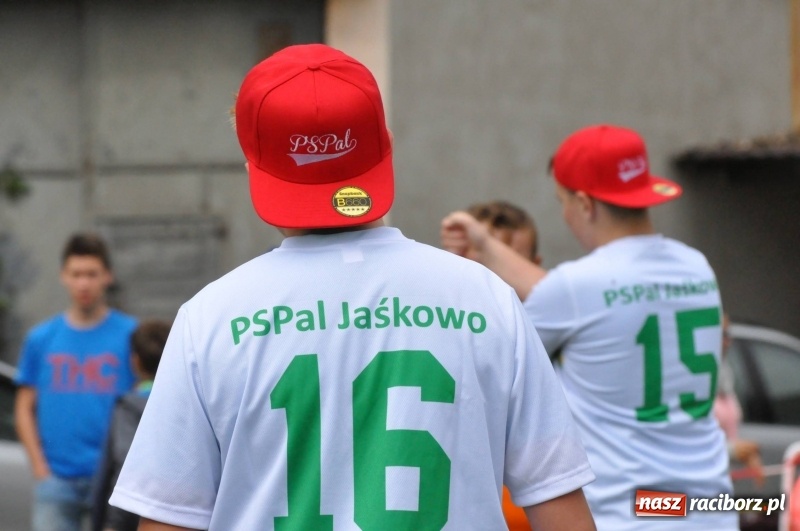 Zdjęcie w galerii na portalu naszraciborz.pl: W Wojnowicach ostro rywalizują w palanta  wiadomości z regionu