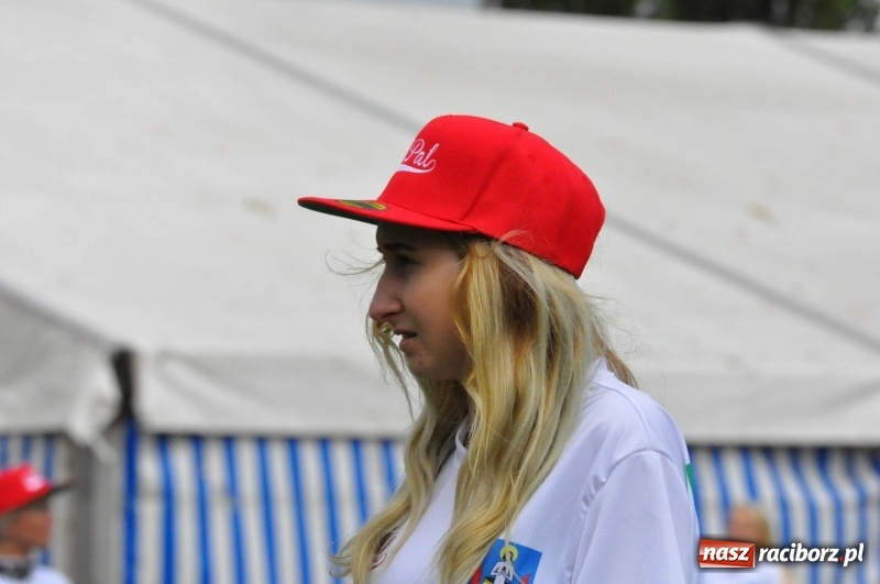 Zdjęcie w galerii na portalu naszraciborz.pl: W Wojnowicach ostro rywalizują w palanta  wiadomości z regionu