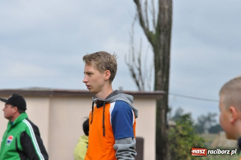 Zdjęcie w galerii na portalu naszraciborz.pl: W Wojnowicach ostro rywalizują w palanta  wiadomości z regionu