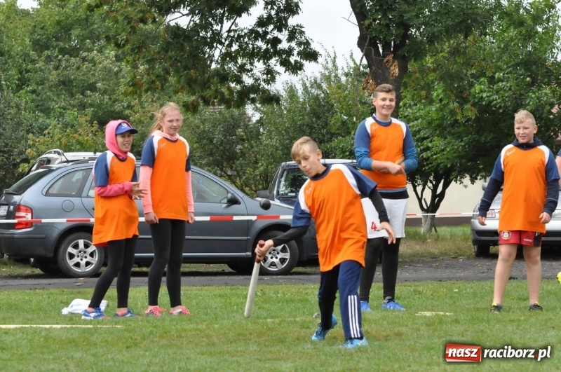 Zdjęcie w galerii na portalu naszraciborz.pl: W Wojnowicach ostro rywalizują w palanta  wiadomości z regionu