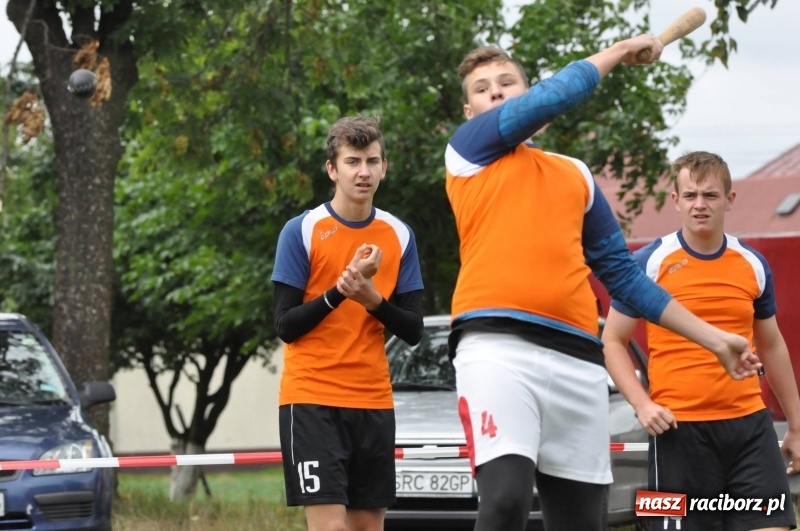 Zdjęcie w galerii na portalu naszraciborz.pl: W Wojnowicach ostro rywalizują w palanta  wiadomości z regionu