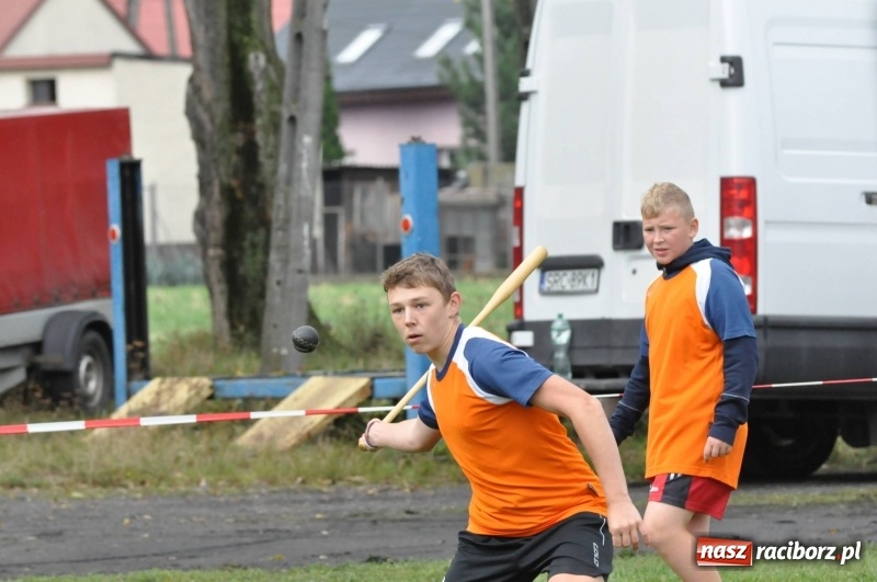 Zdjęcie w galerii na portalu naszraciborz.pl: W Wojnowicach ostro rywalizują w palanta  wiadomości z regionu