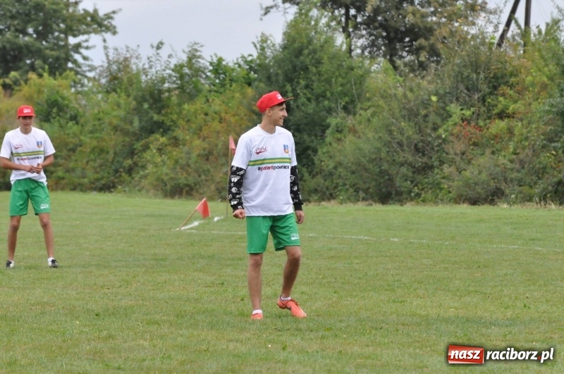 Zdjęcie w galerii na portalu naszraciborz.pl: W Wojnowicach ostro rywalizują w palanta  wiadomości z regionu