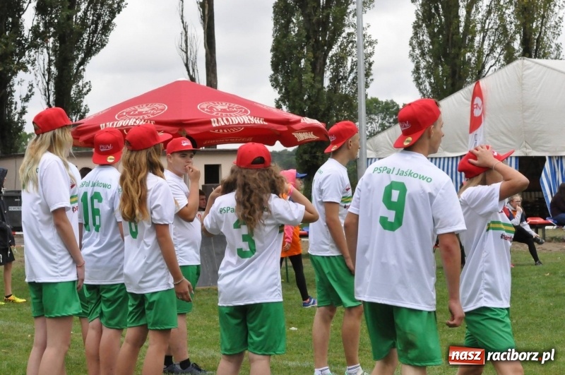 Zdjęcie w galerii na portalu naszraciborz.pl: W Wojnowicach ostro rywalizują w palanta  wiadomości z regionu