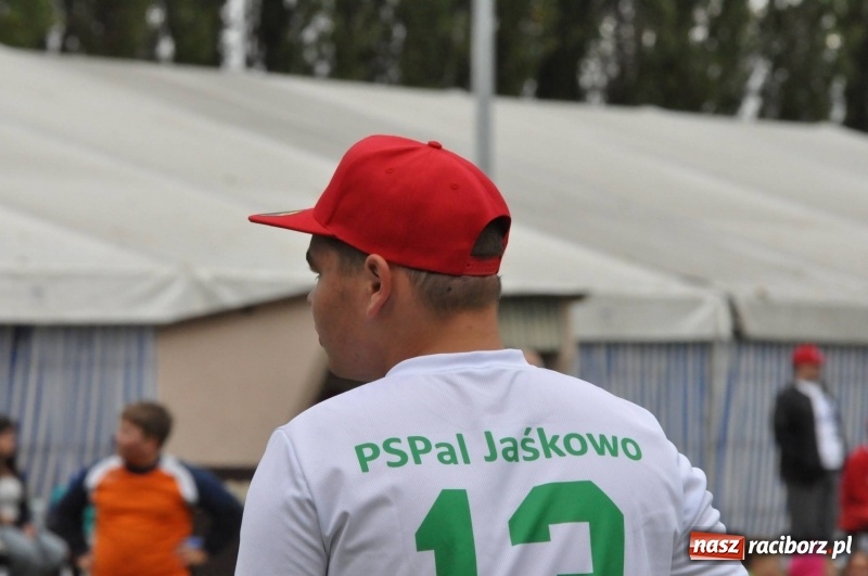 Zdjęcie w galerii na portalu naszraciborz.pl: W Wojnowicach ostro rywalizują w palanta  wiadomości z regionu