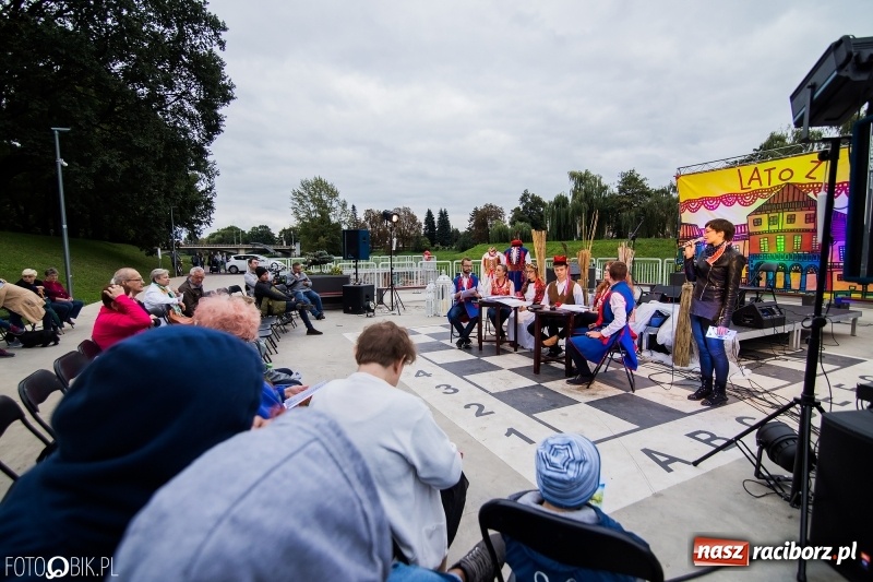 Zdjęcie w galerii na portalu naszraciborz.pl: Narodowe Czytanie na przystani kajakowej wiadomości z regionu