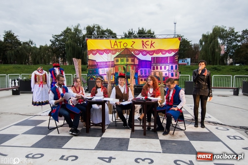 Zdjęcie w galerii na portalu naszraciborz.pl: Narodowe Czytanie na przystani kajakowej wiadomości z regionu