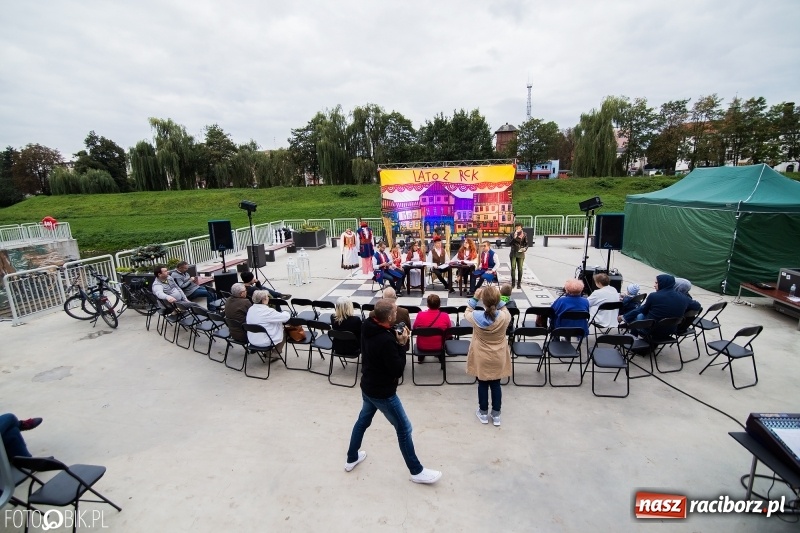 Zdjęcie w galerii na portalu naszraciborz.pl: Narodowe Czytanie na przystani kajakowej wiadomości z regionu