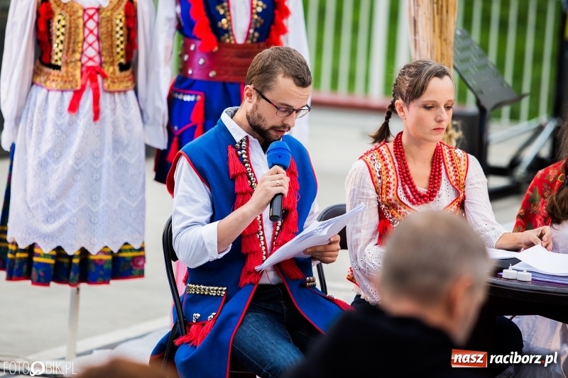 Zdjęcie w galerii na portalu naszraciborz.pl: Narodowe Czytanie na przystani kajakowej wiadomości z regionu