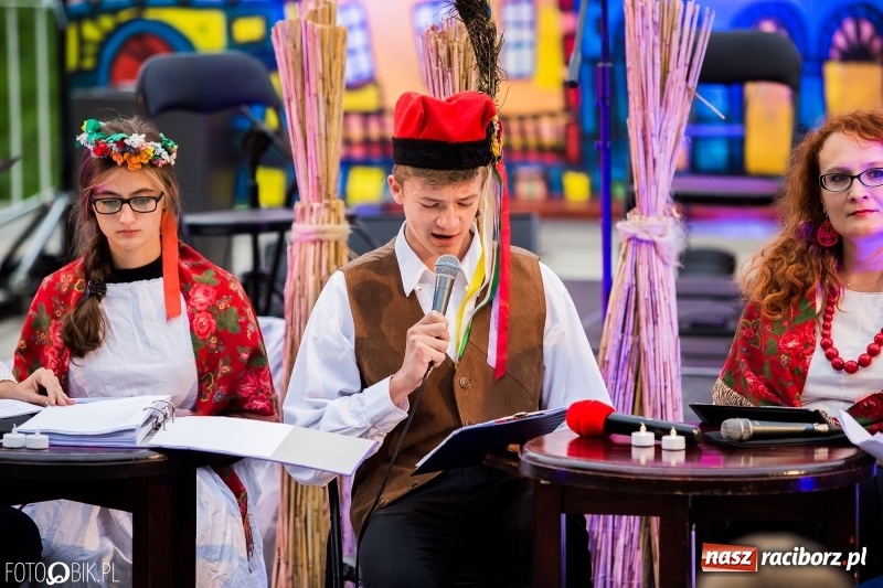 Zdjęcie w galerii na portalu naszraciborz.pl: Narodowe Czytanie na przystani kajakowej wiadomości z regionu