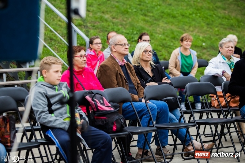 Zdjęcie w galerii na portalu naszraciborz.pl: Narodowe Czytanie na przystani kajakowej wiadomości z regionu