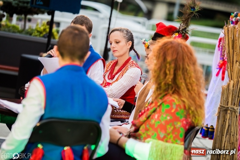 Zdjęcie w galerii na portalu naszraciborz.pl: Narodowe Czytanie na przystani kajakowej wiadomości z regionu