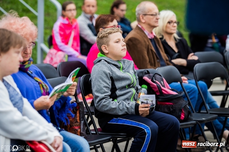 Zdjęcie w galerii na portalu naszraciborz.pl: Narodowe Czytanie na przystani kajakowej wiadomości z regionu