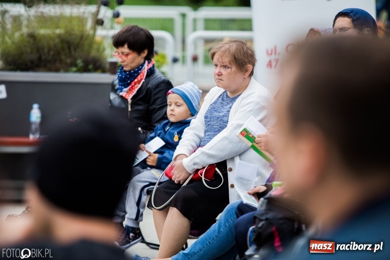 Zdjęcie w galerii na portalu naszraciborz.pl: Narodowe Czytanie na przystani kajakowej wiadomości z regionu