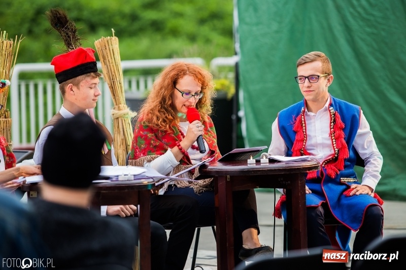 Zdjęcie w galerii na portalu naszraciborz.pl: Narodowe Czytanie na przystani kajakowej wiadomości z regionu