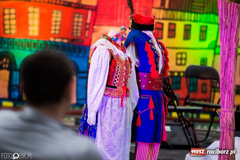 Zdjęcie w galerii na portalu naszraciborz.pl: Narodowe Czytanie na przystani kajakowej wiadomości z regionu