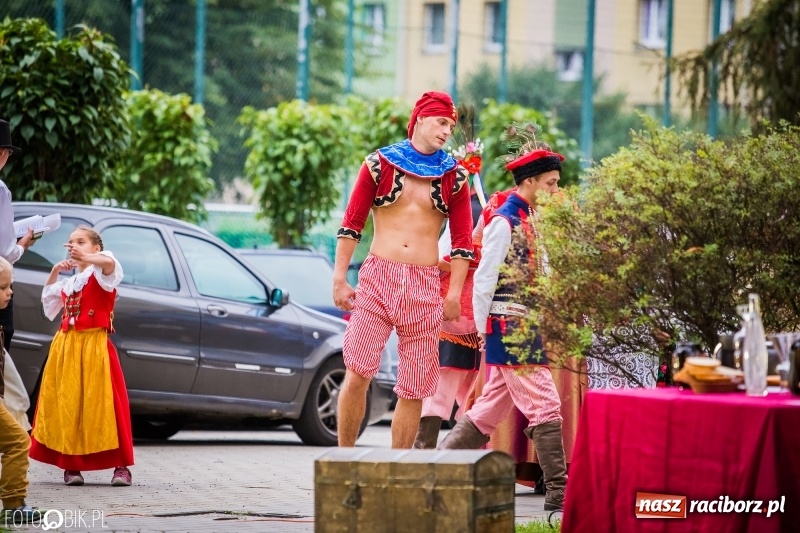 Zdjęcie w galerii na portalu naszraciborz.pl: Teatr Wodzisławskiej Ulicy wystąpił w ramach Narodowego Czytania wiadomości z regionu