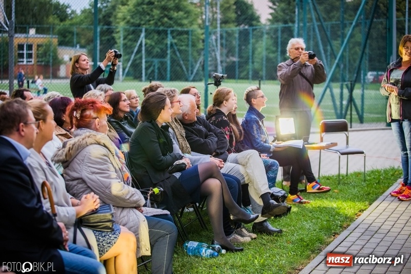 Zdjęcie w galerii na portalu naszraciborz.pl: Teatr Wodzisławskiej Ulicy wystąpił w ramach Narodowego Czytania wiadomości z regionu