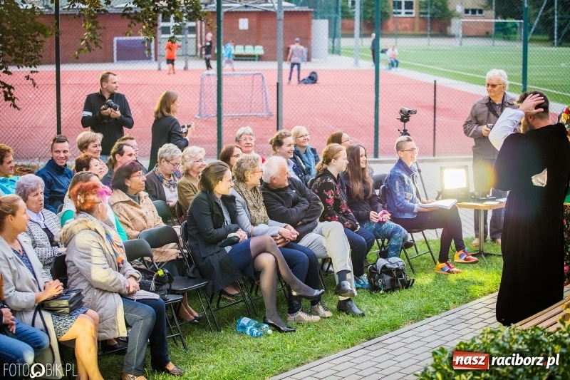 Zdjęcie w galerii na portalu naszraciborz.pl: Teatr Wodzisławskiej Ulicy wystąpił w ramach Narodowego Czytania wiadomości z regionu