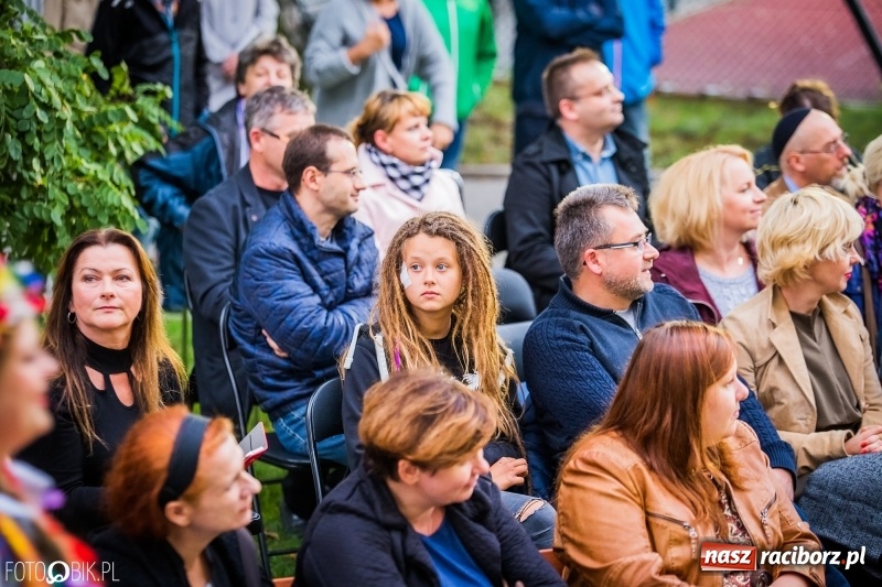 Zdjęcie w galerii na portalu naszraciborz.pl: Teatr Wodzisławskiej Ulicy wystąpił w ramach Narodowego Czytania wiadomości z regionu