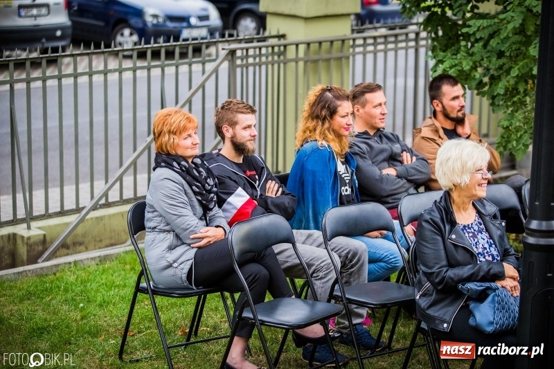 Zdjęcie w galerii na portalu naszraciborz.pl: Teatr Wodzisławskiej Ulicy wystąpił w ramach Narodowego Czytania wiadomości z regionu