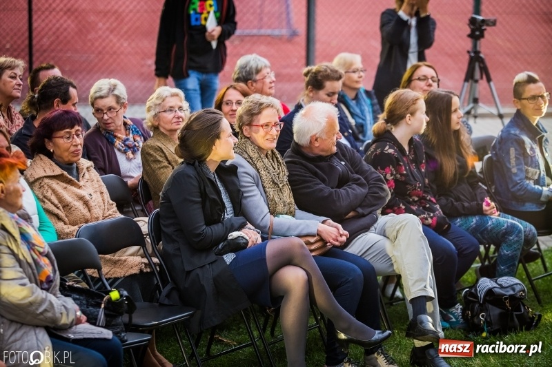 Zdjęcie w galerii na portalu naszraciborz.pl: Teatr Wodzisławskiej Ulicy wystąpił w ramach Narodowego Czytania wiadomości z regionu