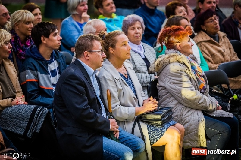 Zdjęcie w galerii na portalu naszraciborz.pl: Teatr Wodzisławskiej Ulicy wystąpił w ramach Narodowego Czytania wiadomości z regionu